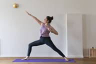 Die Münchner Yogalehrerin Sandra Zavaglia in der Yoga-Position "Eisbachsurfer"