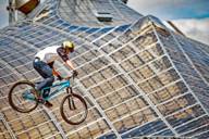 BMX-Radler über dem Olympiadach