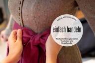 Ein Dirndl mit einer roten Schleife.