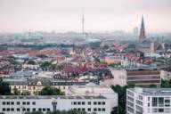 Panoramablick auf die Stadt München und im Hintergrund der Olympiapark.