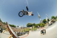 Ein BMX Fahrer macht Tricks während des Munich Mash im Olympiapark.