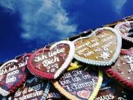 Mehrere Wiesnherzerl mit Beschriftungen.