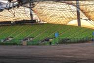 Blick auf den Innenraum des Olympiastadions in München bei Sonnenuntergang.