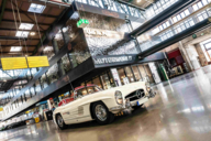 Weiße Mercedes Oldtimer Limousine in der Motorworld München