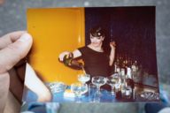 Ein alte Fotoaufnahme, die den Barkeeper einer Schwulenbar in München zeigt.