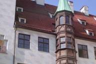 Nahaufnahme des Affenturms im Alten Hof in München.