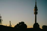 Der Olympiaturm in München bei Sonnenuntergang