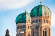 Le torri della Frauenkirche di Monaco di Baviera fotografate dall'alto.