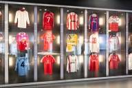 Verschiedene langarm und kurzarm Trikots ausgestellt im FC Bayern M&uuml;nchen Museum.