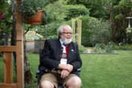 Günter Werner sitzt in einem Garten bei München