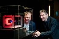 The Director General of the Deutsches Museum, Prof. Decker (right), and the CEO of UnternehmerTum GmbH, Prof. Schönenberger, are examining a quantum computer in the Deutsches Museum’s Future Box.