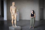 Personal Trainerin Alexandra Horn steht vor einer Skulptur in der Glyptothek in München.