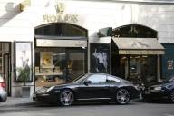 Ein Porsche steht vor einem Geschäft in der Maximilianstraße in München.