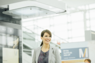 Frau in Businesskleidung am Flughafen München