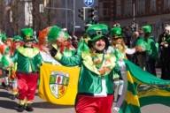 Mehrere Leute feiern in grünen Kostümen den St. Patrick´s Day auf der Leopoldstraße in München