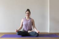 Die Münchner Yogalehrerin Sandra Zavaglia in der Yoga-Position "Breze"