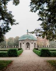 Der Dianatempel im Hofgarten von München während leichten Nebel.