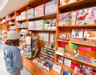 Ein Kind steht in einem Geschäft für Kinder und schaut sich die Produkte an.