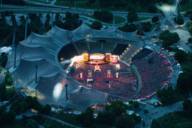 Blick auf das voll besetzte Olympiastadion und die hell leuchtende Bühne