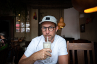 Influencer Thies Philipp Janknecht-Bühler und Autor des Blogs uberding trinkt einen Cocktail.