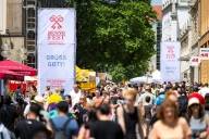 Eine Stra&szlig;e voller Menschen beim Bennofest, das anl&auml;sslich des M&uuml;nchner Stadtjubil&auml;ums stattfindet.