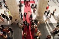 Persone sul tappeto rosso all'ingresso del Festival dell'Opera di Monaco di Baviera.