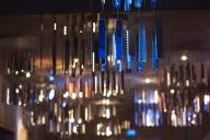 Mehrere Lichtinstallationen aus leuchtenden Stäben an der Decke des Foyers des Deutschen Theaters.