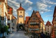 Die pittoreske Altstadt von Rothenburg mit gepflasterten Gassen, einem Turm und Fachwerkhäusern.