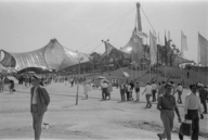 Mehrere Leute sind auf dem Olympiagelände 1972 in München unterwegs