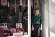 Stephanie Zürn steht in der Tür ihres Ladens Capricorn Store in München.