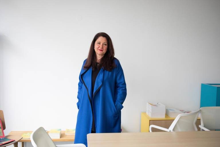 Sabine Unger in blauem Mantel.