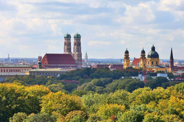 Panorama von München mit der Frauenkirche und Theatinerkirche.