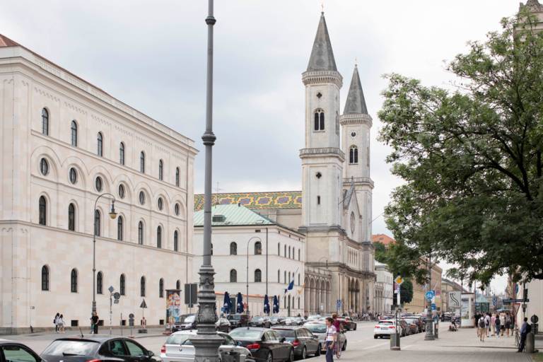 Die Ludwigskirche an der Ludwigstraße in München