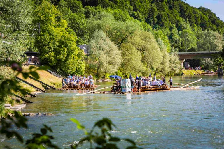 Zwei Flöße bei Abfahrt von einer Floßlände