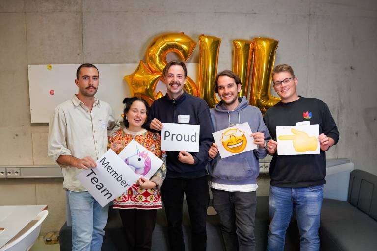 Eine Gruppe von Studierenden beim Pitch im Strascheg Center for Entrepreneurship in München.