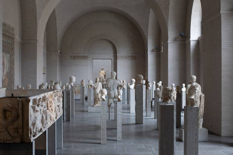 Blick in ein Museum mit vielen antiken Statuen in München.