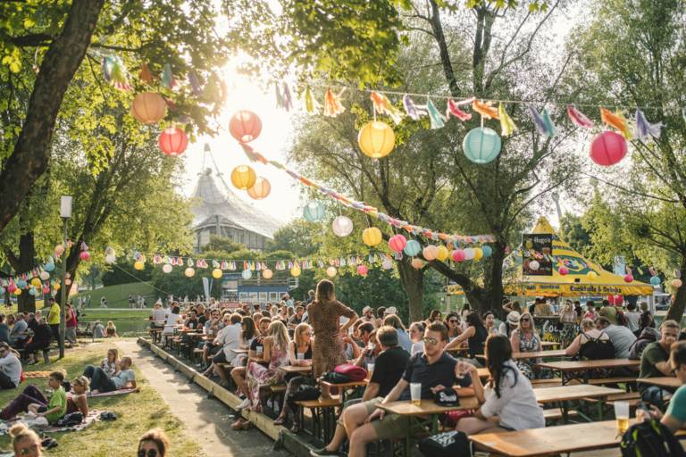 Festival im Olympiapark bei Sonnenschein.