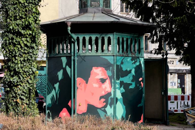 Graffiti von Freddie Mercury auf dem Holzplatz in München.