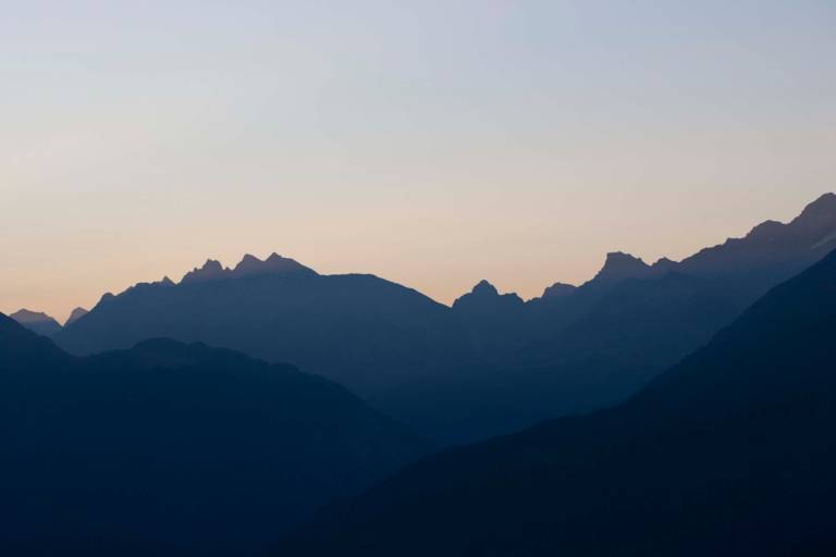 Bergpanorama vor einer untergehenden Sonne in den Alpen.