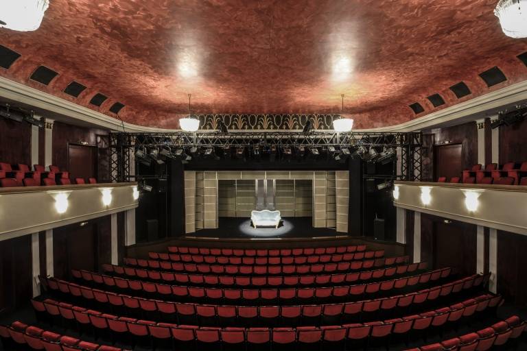 Komodie Bayrischer Hof Bühne mit Zuschauerplätzen.