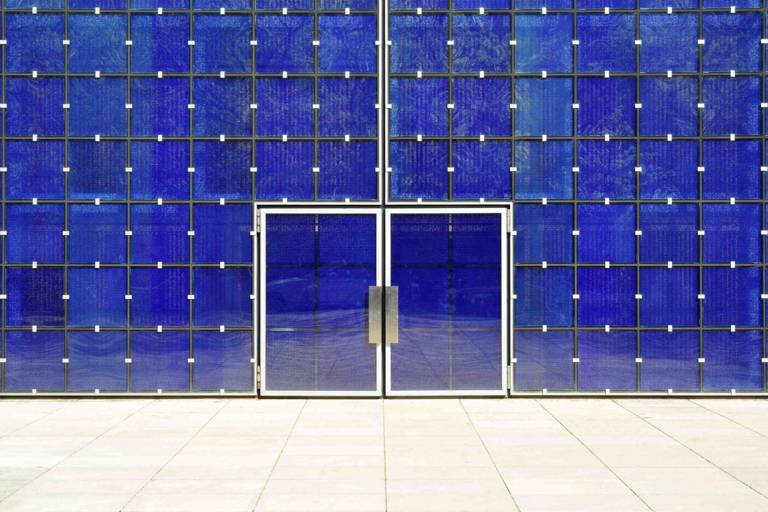 Die Eingangstür der Herz-Jesu-Kirche im Stadtteil Neuhausen in München