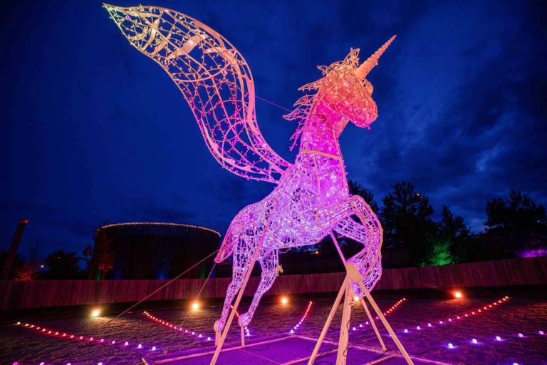 Die Lichtinstallation ''Beeindruckender Pegasus'' im  LUMAGICA Lichterpark in München.