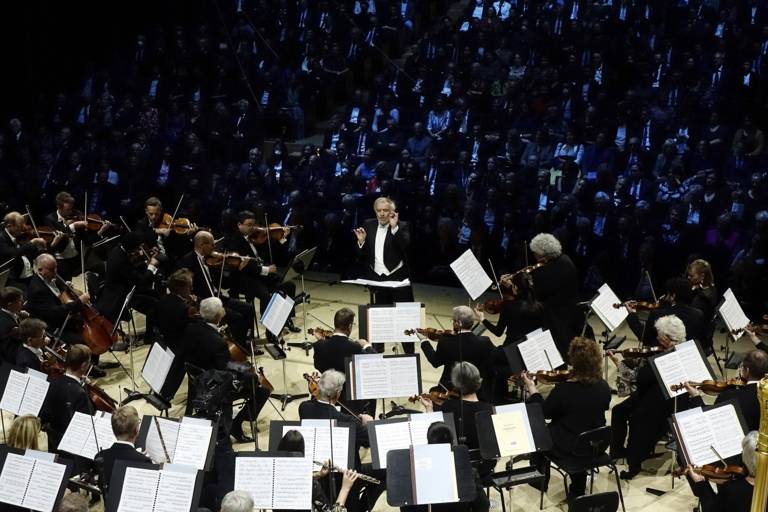 Blick auf ein spielendes Orchester im Gasteig in München.