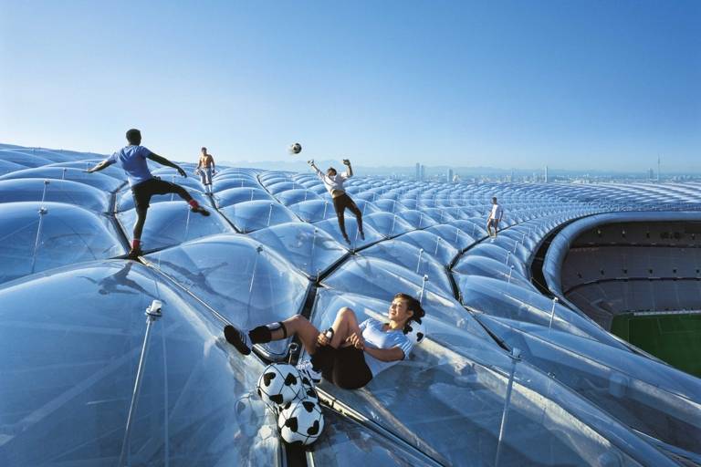 Menschen auf dem Dach der Allianz-Arena in München.