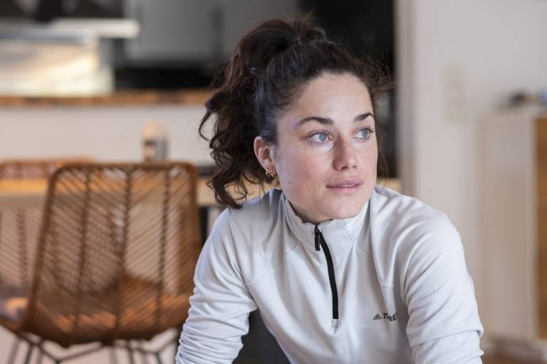 Joggerin Kimi Schreiber in Sportkleidung in einem Wohnzimmer