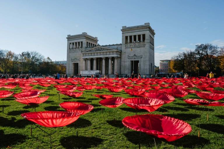 Kunstinstallation: 3200 überdimensionale Mohnblumen auf dem Königsplatz in München