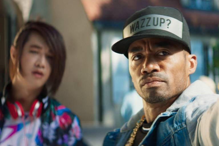 Two cool people talking in Munich