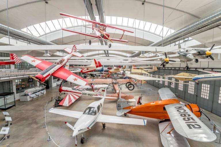 Historische Flugzeuge stehen in der Halle der Flugwerft Schleißheim des Deutschen Museums