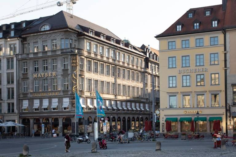 Zwei historische Gebäude stehen nebeneinander in der Residenzstraße