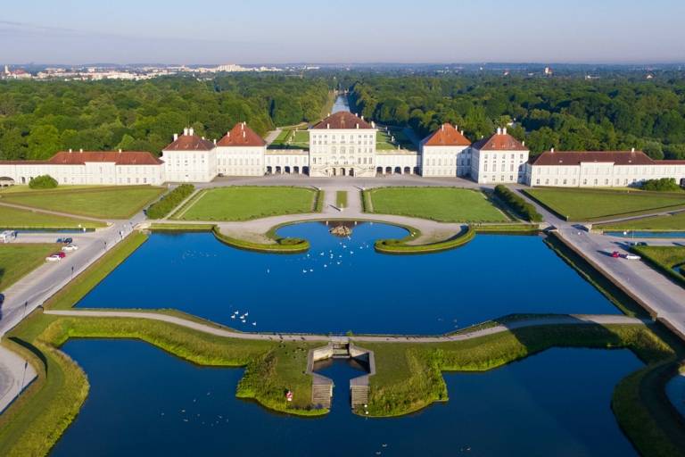 Schloss Nymphenburg in München von oben mit einer Drohne fotografiert